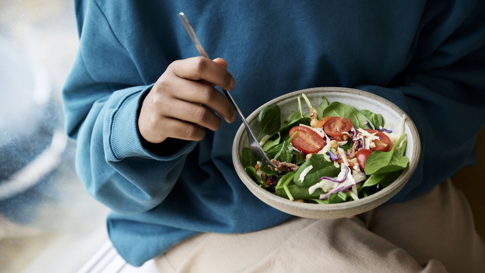 Erst Salat oder Gemüse, dann Nudeln und Reise – dazu rät Ernährungsexpertin  Jessie Inchauspé (Symbolbild).Foto: IMAGO/Westend61/IMAGO/Robin Skjoldborg