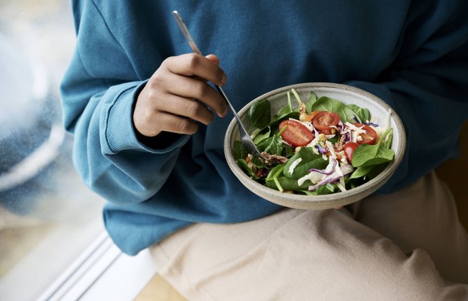 Erst Salat oder Gemüse, dann Nudeln und Reise – dazu rät Ernährungsexpertin  Jessie Inchauspé (Symbolbild).<span class='image-autor'>Foto: IMAGO/Westend61/IMAGO/Robin Skjoldborg</span>