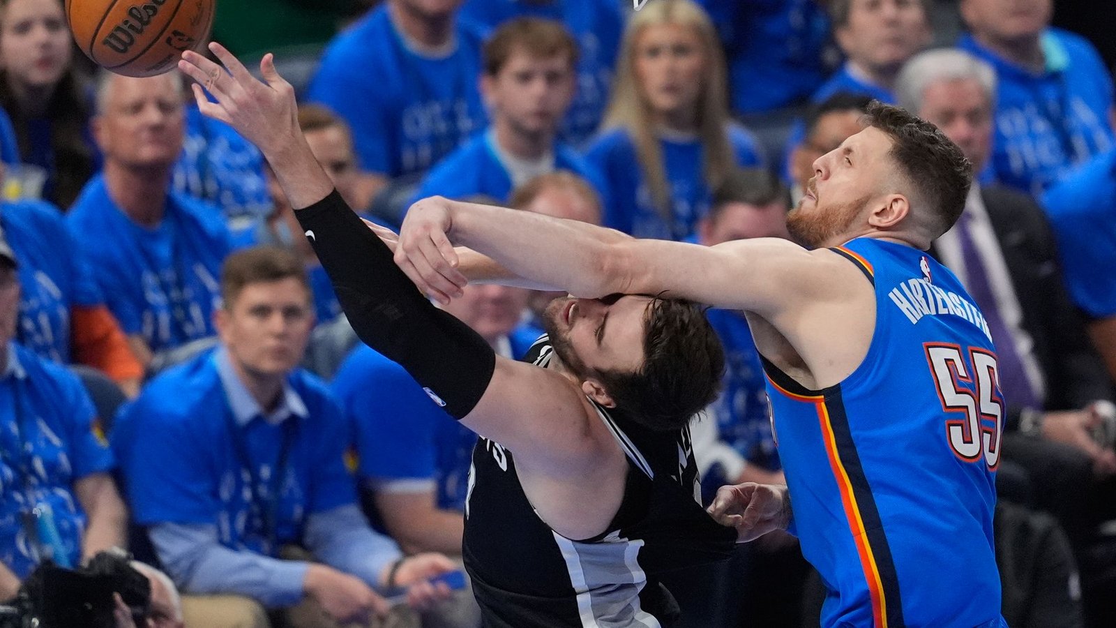 Isaiah Hartenstein (55) blockt einen Wurf von Luke Kornet (7).Foto: Tony Gutierrez/AP/dpa