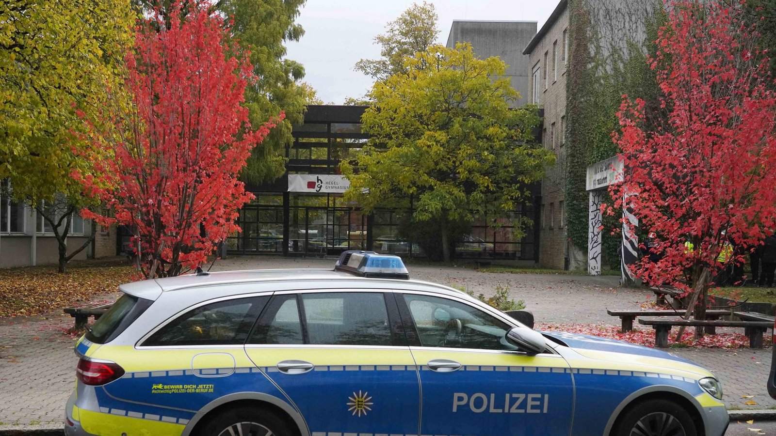 Polizeieinsatz vor dem Hegel-Gymnasium in Stuttgart-Vaihingen.Foto: Andreas Rosar Fotoagentur-Stuttg/Andreas Rosar Fotoagentur-Stuttg