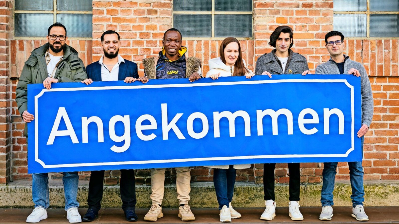 Togo, Syrien, Ukraine: Sechs Geflüchtete berichten auf der Bühne im Theaterhaus, wie ihnen in Deutschland der Neuanfang gelungen ist.Foto: Theaterhaus Togo, Syrien, Ukraine: Sechs Geflüchtete berichten auf der Bühne im Theaterhaus, wie ihnen in Deutschland der Neuanfang gelungen ist.Foto: Theaterhaus