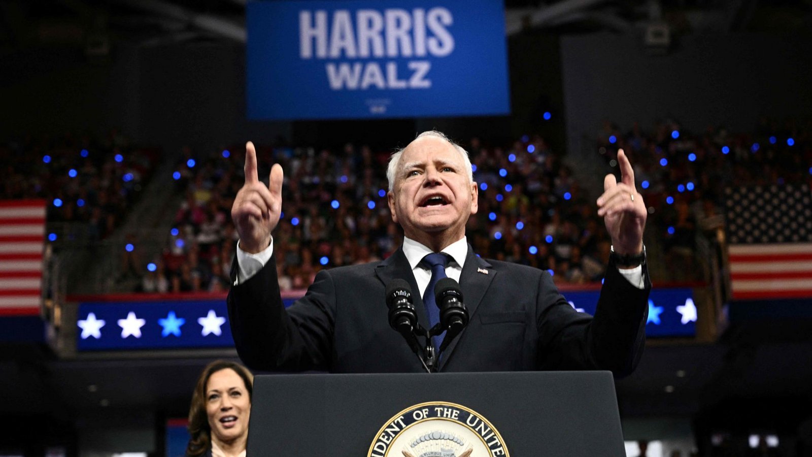 Vizepräsidentschaftskandidat Tim Walz mit Präsidentschaftskandidatin Kamala Harris im Hintergrund. Walz wird von der Stadt Kuppenheim eingeladen (Archivfoto).Foto: AFP/BRENDAN SMIALOWSKI Vizepräsidentschaftskandidat Tim Walz mit Präsidentschaftskandidatin Kamala Harris im Hintergrund. Walz wird von der Stadt Kuppenheim eingeladen (Archivfoto).Foto: AFP/BRENDAN SMIALOWSKI