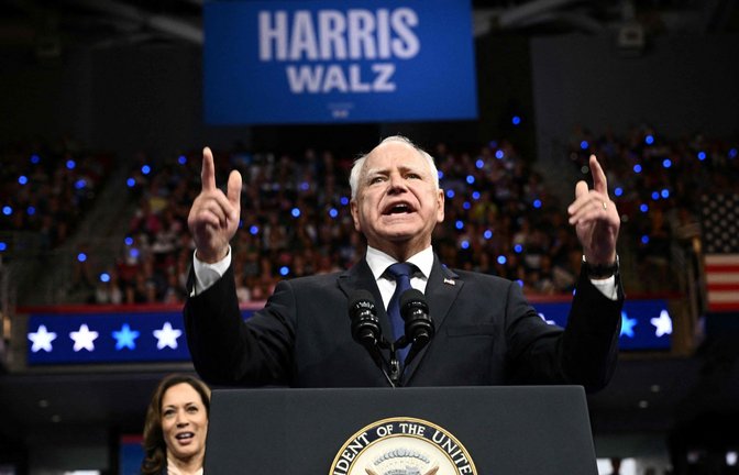 Vizepräsidentschaftskandidat Tim Walz mit Präsidentschaftskandidatin Kamala Harris im Hintergrund. Walz wird von der Stadt Kuppenheim eingeladen (Archivfoto).<span class='image-autor'>Foto: AFP/BRENDAN SMIALOWSKI</span>