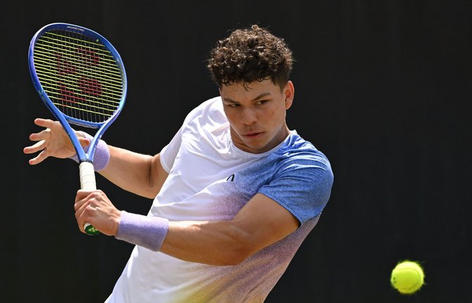 Der amerikanische Titelfavorit Ben Shelton ist beim Stuttgarter Rasen-Tennisturnier ins Viertelfinale eingezogen.<span class='image-autor'>Foto: Marijan Murat/dpa/Marijan Murat</span>