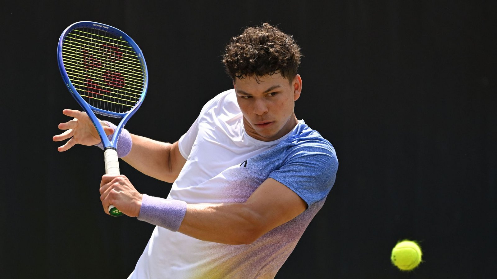 Der amerikanische Titelfavorit Ben Shelton ist beim Stuttgarter Rasen-Tennisturnier ins Viertelfinale eingezogen.Foto: Marijan Murat/dpa/Marijan Murat Der amerikanische Titelfavorit Ben Shelton ist beim Stuttgarter Rasen-Tennisturnier ins Viertelfinale eingezogen.Foto: Marijan Murat/dpa/Marijan Murat