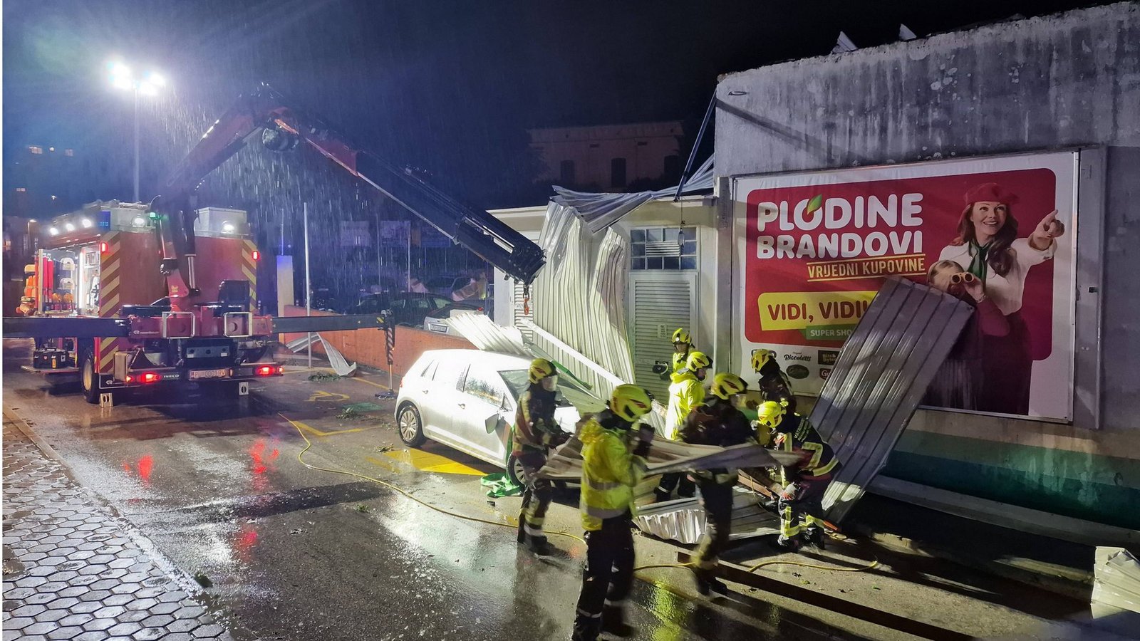 Die Feuerwehr ist mit schwerem Gerät angerückt.Foto: Imago/Pixsell Die Feuerwehr ist mit schwerem Gerät angerückt.Foto: Imago/Pixsell