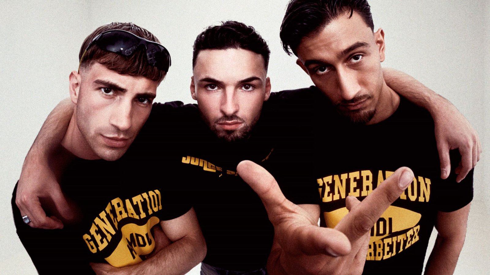 „Wir sind Kanaken und stolz darauf“, sagen die drei „Gastarbeiter“-Enkel vom Rap-Trio Junge Arbeiter. Stolz sind sie nun auch auf ihre erste EP „Enter the Dragon“.Foto: Roberto Brundo