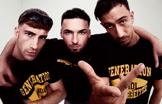 „Wir sind Kanaken und stolz darauf“, sagen die drei „Gastarbeiter“-Enkel vom Rap-Trio Junge Arbeiter. Stolz sind sie nun auch auf ihre erste EP „Enter the Dragon“.<span class='image-autor'>Foto: Roberto Brundo</span>