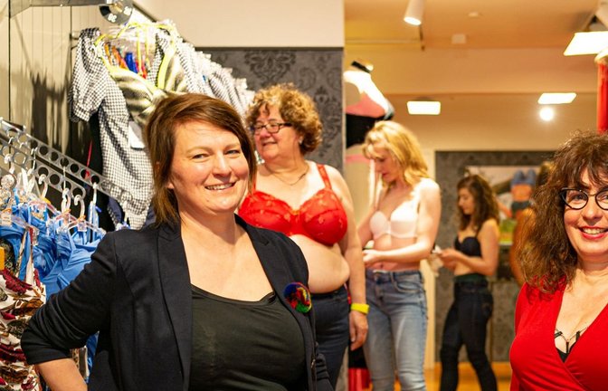 Silke Brucklacher (rechts) und Mitinhaberin Kristina Wilhelm in ihrem Laden: „Wir sind hier  sozusagen an der Basis.“<span class='image-autor'>Foto: Sichtlichmensch/Andy Reiner</span>