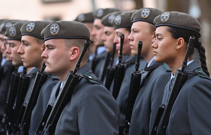 Das feierliche Gelöbnis der Rekruten anlässlich 70 Jahre Bundeswehr hat auf dem Mariahilfplatz in München stattgefunden.<span class='image-autor'>Foto: IMAGO/Sven Simon</span>