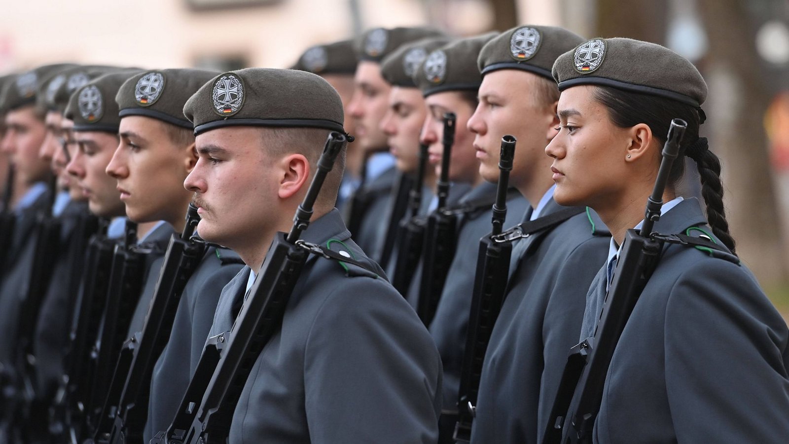 Das feierliche Gelöbnis der Rekruten anlässlich 70 Jahre Bundeswehr hat auf dem Mariahilfplatz in München stattgefunden.Foto: IMAGO/Sven Simon Das feierliche Gelöbnis der Rekruten anlässlich 70 Jahre Bundeswehr hat auf dem Mariahilfplatz in München stattgefunden.Foto: IMAGO/Sven Simon