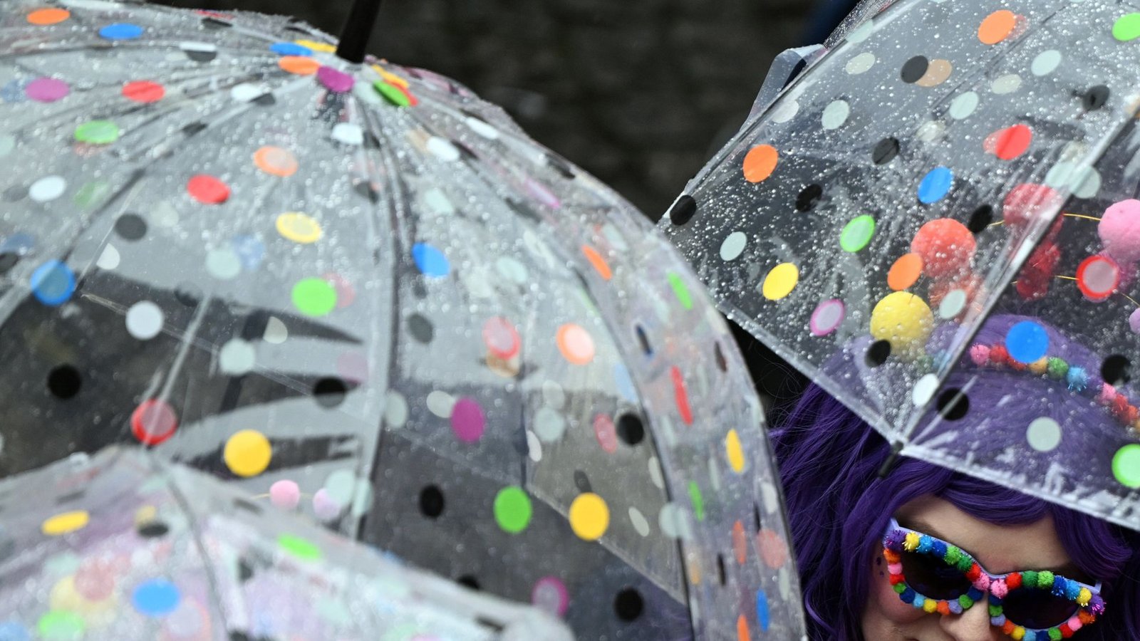 Auch der Regen konnte den Düsseldorfer Karnevalisten nichts ausmachen.Foto: dpa/Federico Gambarini