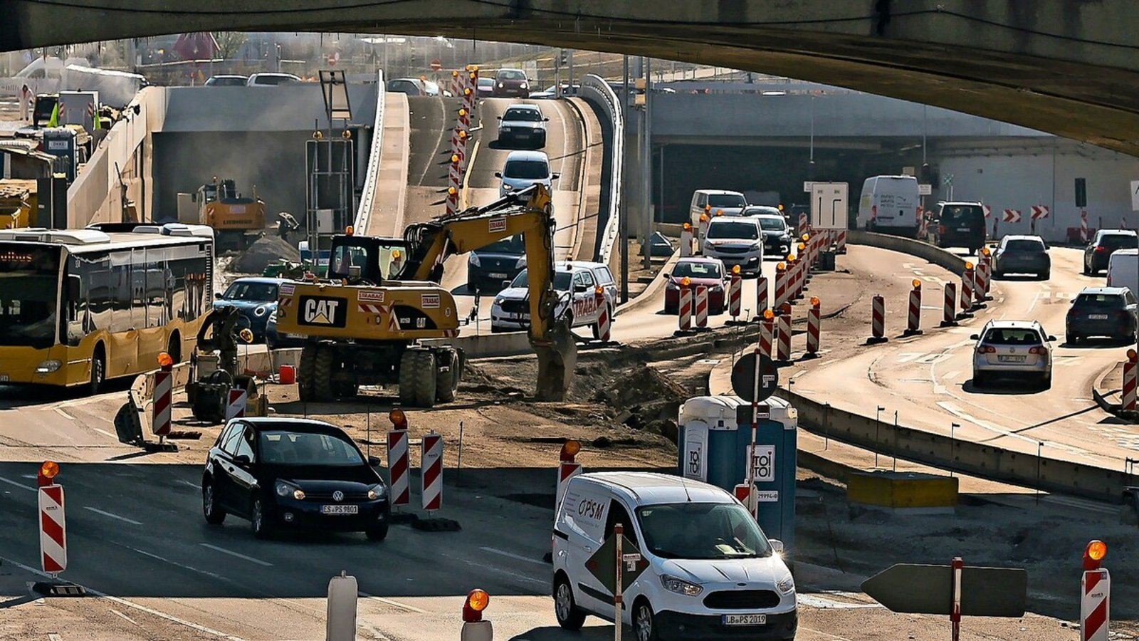 Der Leuzeknoten ist seit Jahren eine Großbaustelle. Nun wird das Vorhaben zum wiederholten Mal teurer.Foto: Lichtgut/Max Kovalenko Der Leuzeknoten ist seit Jahren eine Großbaustelle. Nun wird das Vorhaben zum wiederholten Mal teurer.Foto: Lichtgut/Max Kovalenko