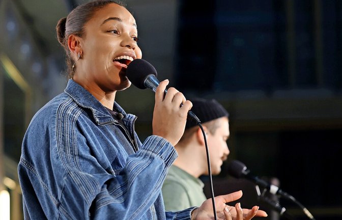 Singt mit Leidenschaft beim „Nachtschicht“-Gottesdienst in Stuttgart den Gospelsong, der für den Olympiasieg von Paris steht: Kugelstoßerin Yemisi Ogunleye<span class='image-autor'>Foto: Baumann</span>