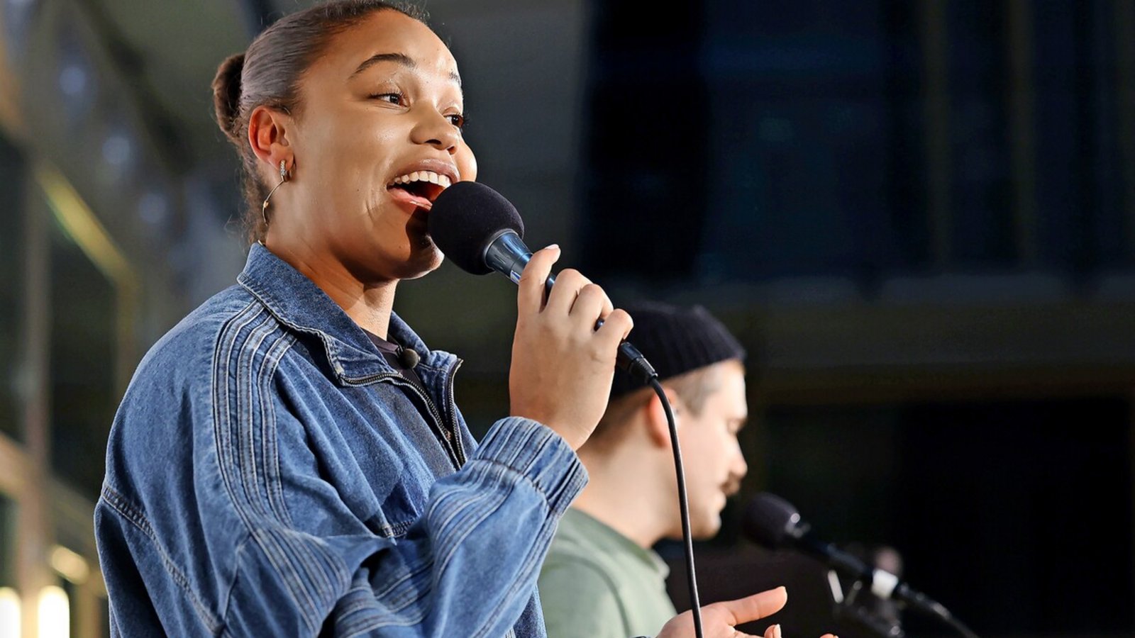 Singt mit Leidenschaft beim „Nachtschicht“-Gottesdienst in Stuttgart den Gospelsong, der für den Olympiasieg von Paris steht: Kugelstoßerin Yemisi OgunleyeFoto: Baumann Singt mit Leidenschaft beim „Nachtschicht“-Gottesdienst in Stuttgart den Gospelsong, der für den Olympiasieg von Paris steht: Kugelstoßerin Yemisi OgunleyeFoto: Baumann