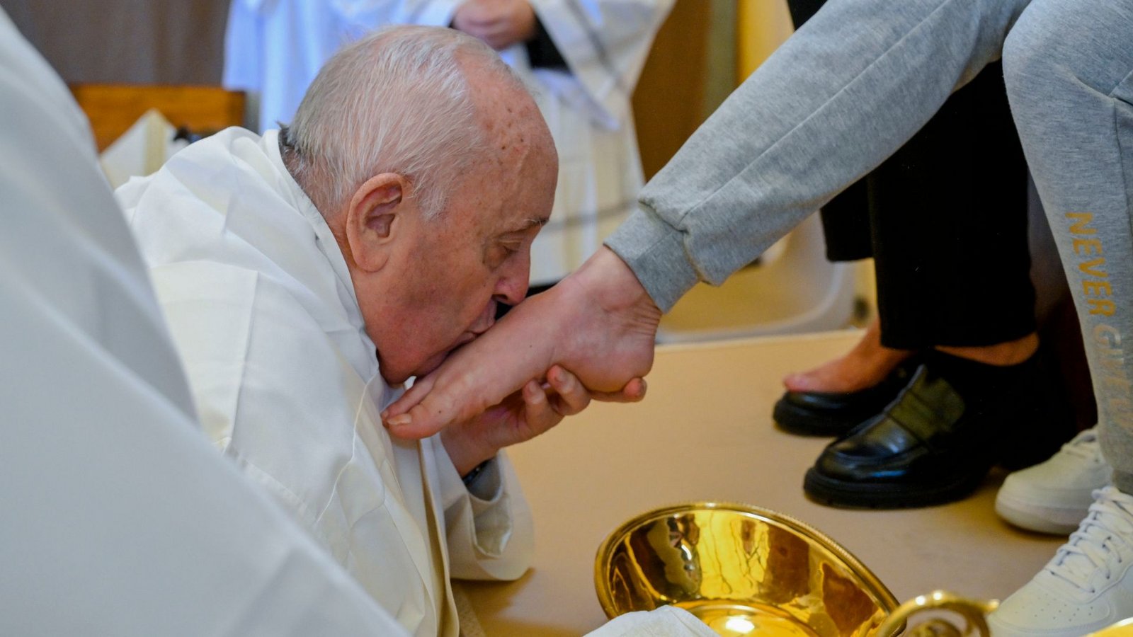 Papst Franziskus küsst den Fuß von einer weiblichen Insassin des Rebibbia-Gefängnisses.Foto: Vatican Media/AP/dpa
