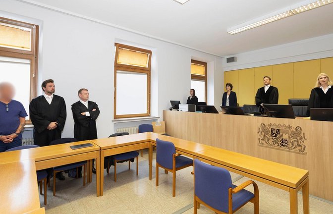 Urteilsverkündung im Sommer 2025. Richterin Claudia Guba (ganz rechts) begründet die Entscheidung.<span class='image-autor'>Foto: IMAGO/Heiko Becker</span>