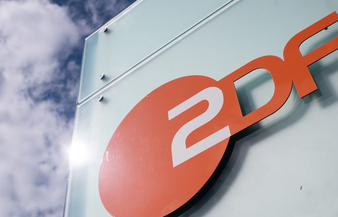 Logo des ZDF. Nach einer KI-Panne wird eine Korrespondentin abberufen (Symbolfoto)<span class='image-autor'>Foto: Sebastian Gollnow/dpa/Sebastian Gollnow</span>
