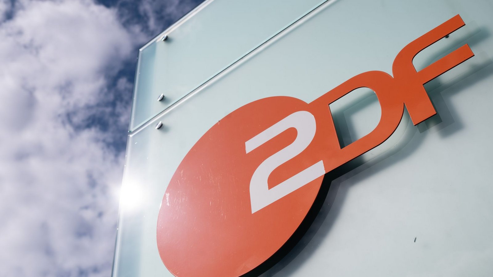 Logo des ZDF. Nach einer KI-Panne wird eine Korrespondentin abberufen (Symbolfoto)Foto: Sebastian Gollnow/dpa/Sebastian Gollnow