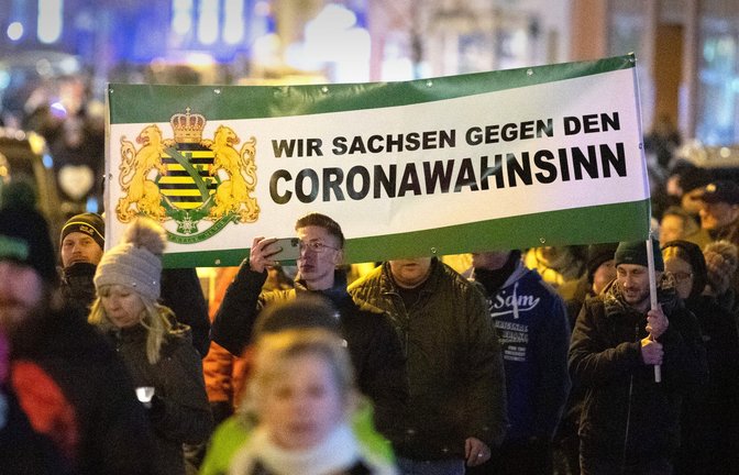 Die ostdeutschen Bundesländer waren ein Zentrum der Coronaproteste – und hier sind besonders viele Menschen während der Pandemie gestorben.<span class='image-autor'>Foto: dpa//Sebastian Kahnert</span>