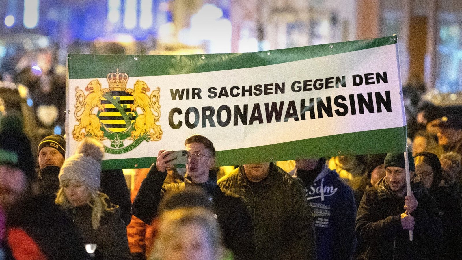 Die ostdeutschen Bundesländer waren ein Zentrum der Coronaproteste – und hier sind besonders viele Menschen während der Pandemie gestorben.Foto: dpa//Sebastian Kahnert Die ostdeutschen Bundesländer waren ein Zentrum der Coronaproteste – und hier sind besonders viele Menschen während der Pandemie gestorben.Foto: dpa//Sebastian Kahnert