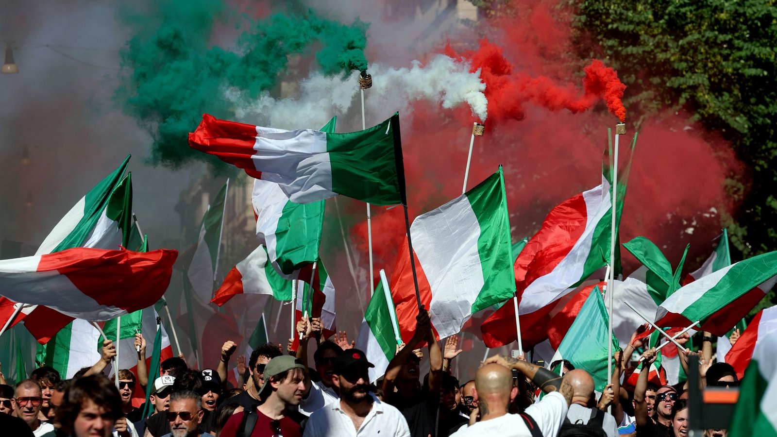Der Protest steht dem Motto "Remigration und Rückeroberung".Foto: Marco Iacobucci/SOPA Images via ZUMA Press Wire/dpa