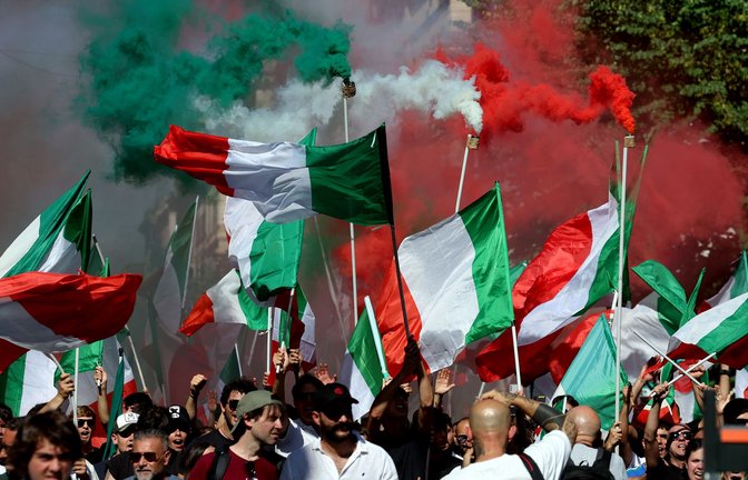 Der Protest steht dem Motto "Remigration und Rückeroberung".<span class='image-autor'>Foto: Marco Iacobucci/SOPA Images via ZUMA Press Wire/dpa</span>