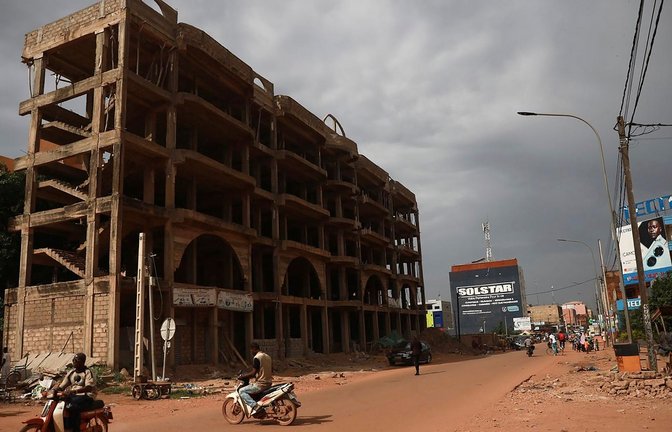 Nur wenige Menschen wagen sich am Freitag auf die normalerweise belebten Straßen von Burkina Fasos Hauptstadt Ouagadougou. Anwohner berichten, dass am frühen Morgen Schüsse fielen und der staatliche Rundfunk nicht mehr zu empfangen war.<span class='image-autor'>Foto: Sophie Garcia/AP/dpa</span>