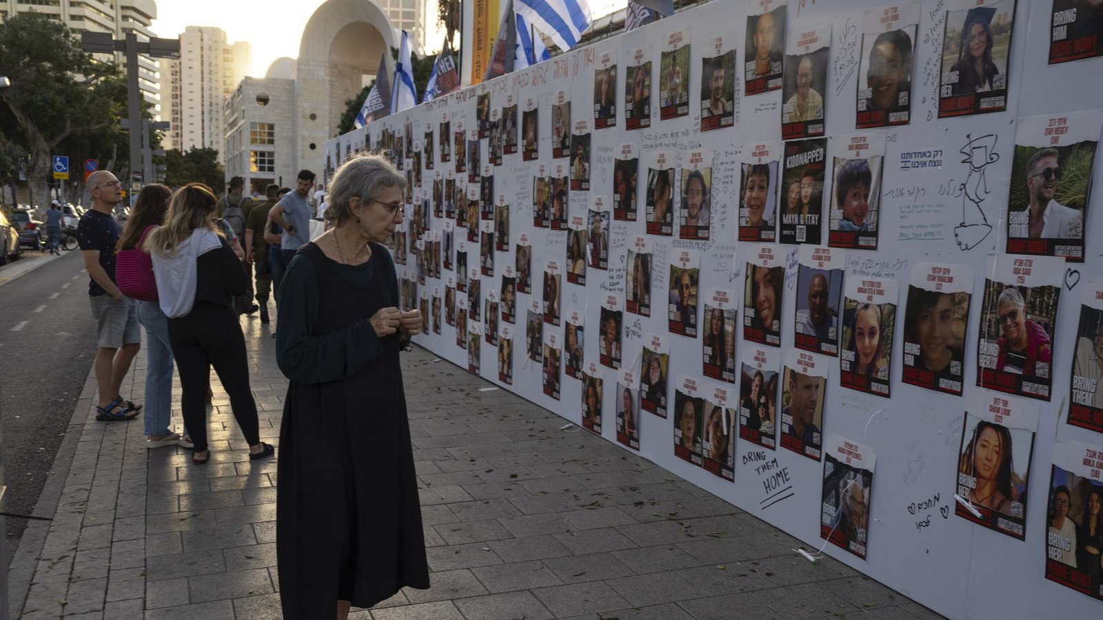Israelis betrachten in Tel Aviv die Fotos von Menschen, die von der Hamas verschleppt wurden.Foto: dpa/Petros Giannakouris