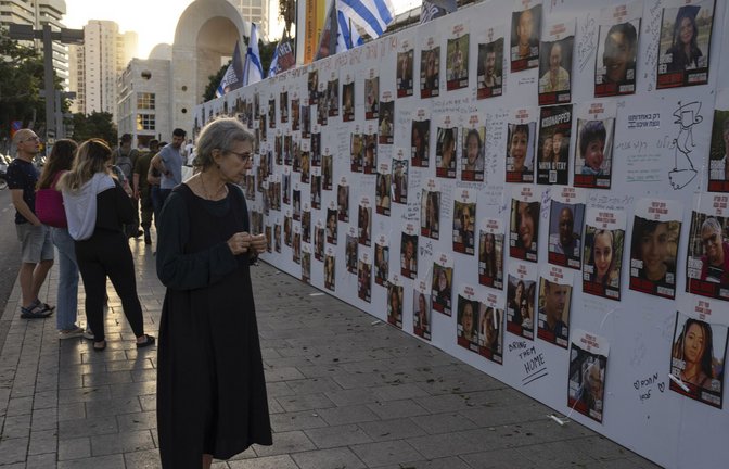 Israelis betrachten in Tel Aviv die Fotos von Menschen, die von der Hamas verschleppt wurden.<span class='image-autor'>Foto: dpa/Petros Giannakouris</span>