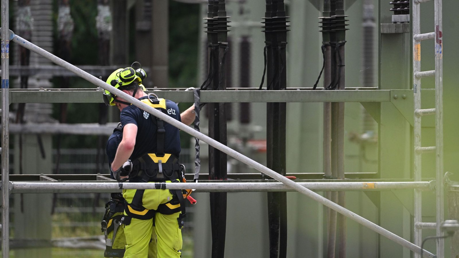 Ein Mitarbeiter von FairNetz arbeitet auf dem Gelände eines Umspannwerks, in dem es in der Nacht gebrannt hatte.Foto: Marijan Murat/dpa/Marijan Murat Ein Mitarbeiter von FairNetz arbeitet auf dem Gelände eines Umspannwerks, in dem es in der Nacht gebrannt hatte.Foto: Marijan Murat/dpa/Marijan Murat