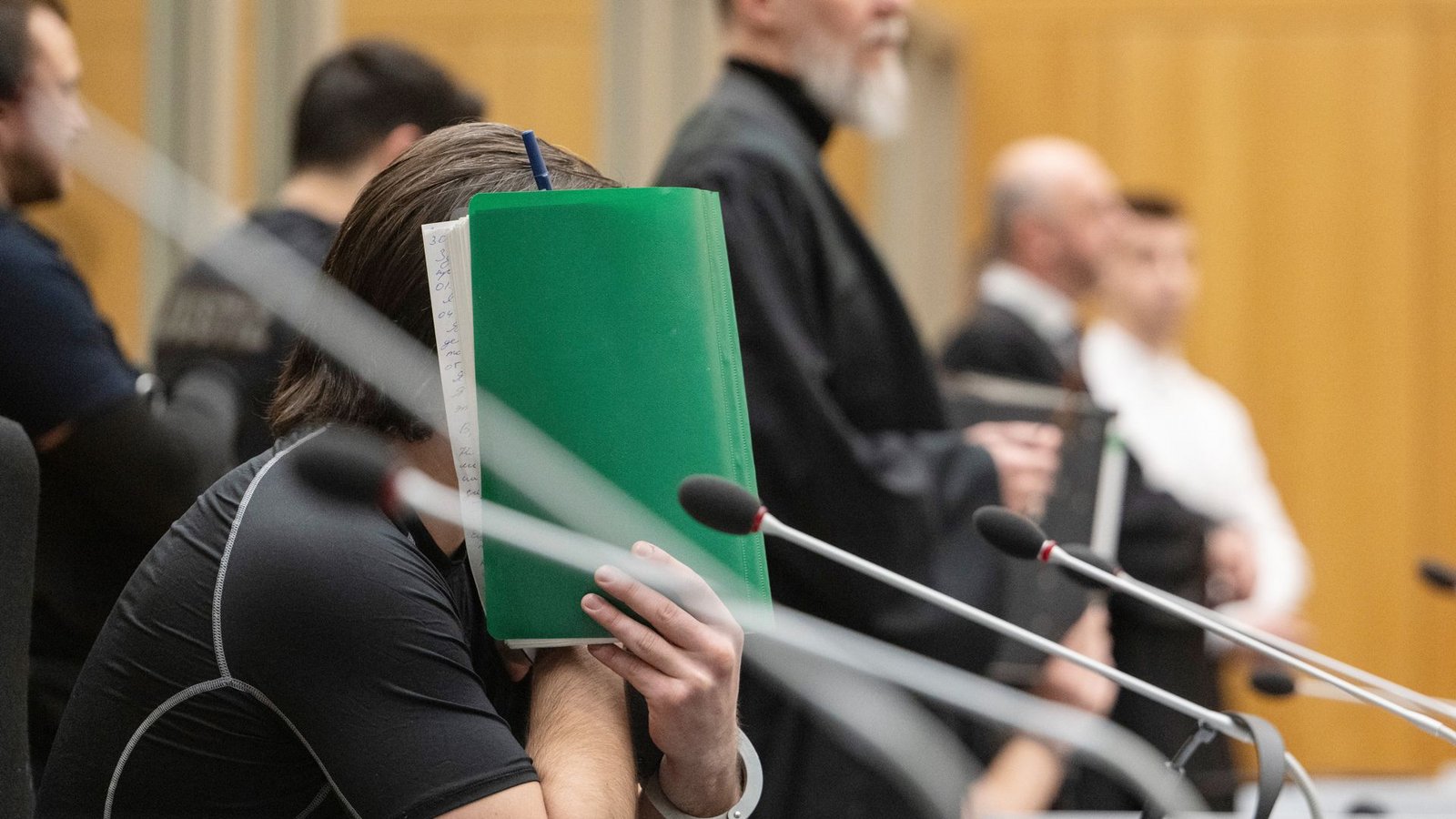 Yevhen B. hält sich beim Prozessauftakt vor dem Stuttgarter Oberlandesgericht eine Akten vor sein Gesicht: leicht und billig zu ersetzen.Foto: dpa Yevhen B. hält sich beim Prozessauftakt vor dem Stuttgarter Oberlandesgericht eine Akten vor sein Gesicht: leicht und billig zu ersetzen.Foto: dpa