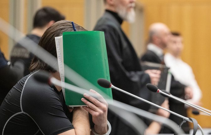 Yevhen B. hält sich beim Prozessauftakt vor dem Stuttgarter Oberlandesgericht eine Akten vor sein Gesicht: leicht und billig zu ersetzen.<span class='image-autor'>Foto: dpa</span>