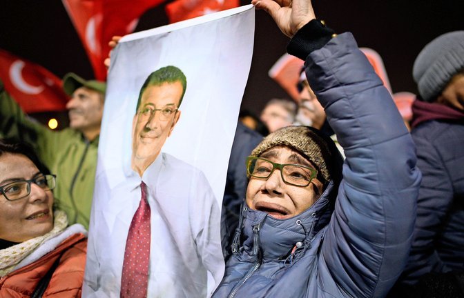 Am Mittwoch demonstrierten Anhänger Emre Imamoglus in Istanbul.<span class='image-autor'>Foto: dpa/AP/Emrah Gurel</span>