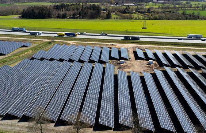Könnten auch  an der A8 im Norden von  Heimsheim stehen: PV-Freiflächenanlagen entlang einer  Autobahn.<span class='image-autor'>Foto: dpa/Charisius</span>