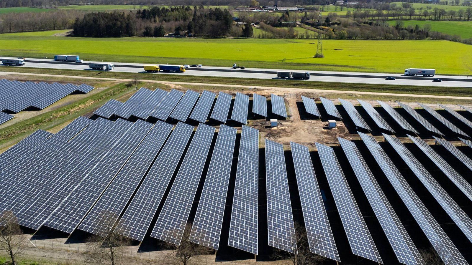 Könnten auch an der A8 im Norden von Heimsheim stehen: PV-Freiflächenanlagen entlang einer Autobahn.Foto: dpa/Charisius Könnten auch an der A8 im Norden von Heimsheim stehen: PV-Freiflächenanlagen entlang einer Autobahn.Foto: dpa/Charisius