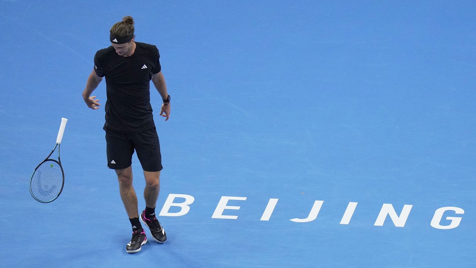 Alexander Zverev ließ seinen Frust am Schläger aus.Foto: Andy Wong/AP/dpa