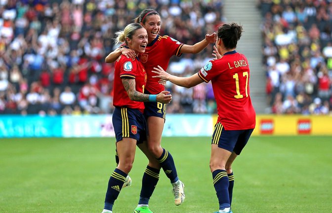 Die spanischen  Frauen feiern das 3:1. Ein weiteres fiel in der Nachspielzeit.<span class='image-autor'>Foto: dpa/Nigel French</span>