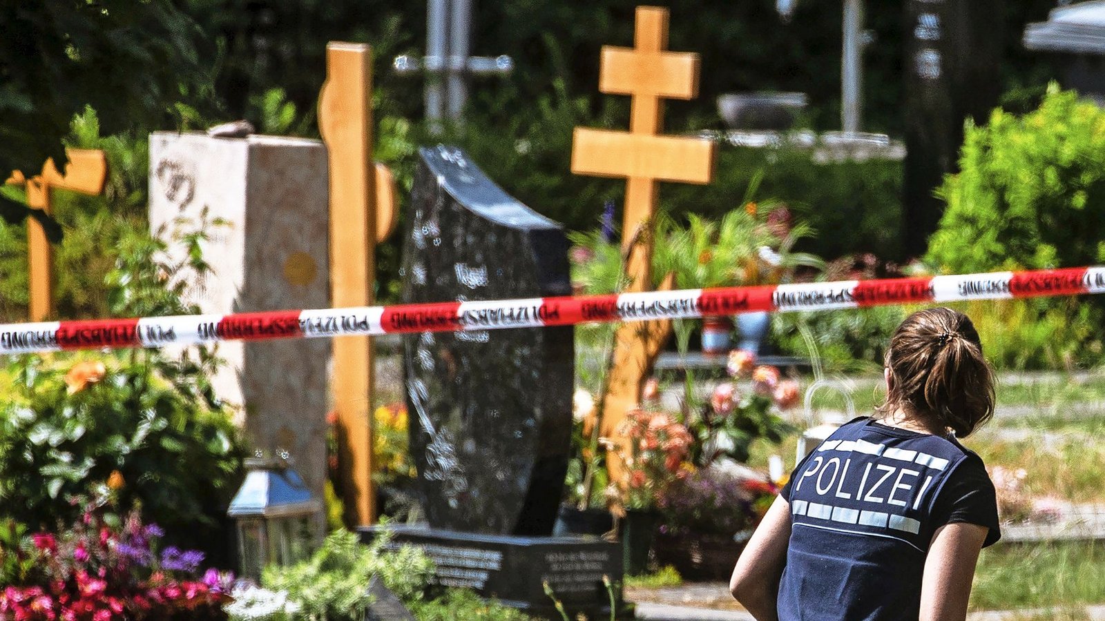 Die Polizei hatte Teile des Friedhofs in Altbach zur Spurensicherung abgesperrt.Foto: dpa/Christoph Schmidt Die Polizei hatte Teile des Friedhofs in Altbach zur Spurensicherung abgesperrt.Foto: dpa/Christoph Schmidt