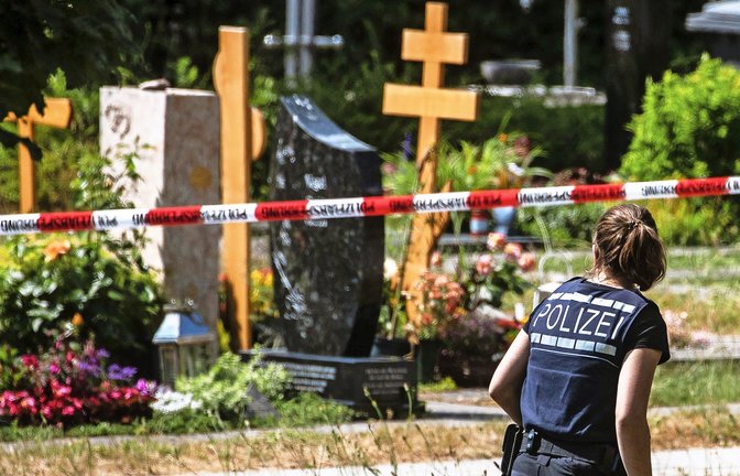 Die Polizei hatte Teile des Friedhofs in Altbach zur Spurensicherung abgesperrt.<span class='image-autor'>Foto: dpa/Christoph Schmidt</span>