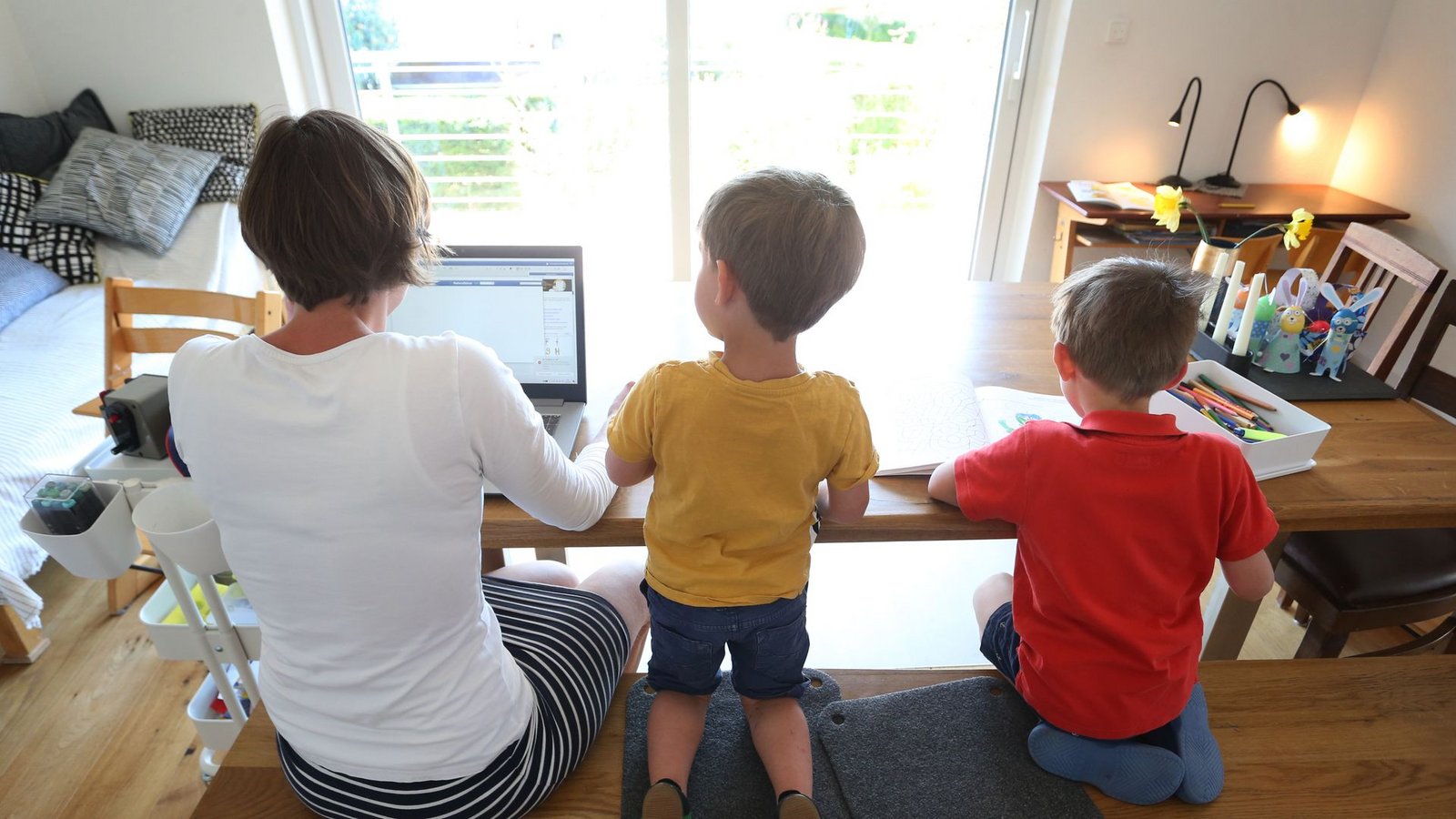 Eine Mutter mit zwei Kindern. (Symbolbild)Foto: Karl-Josef Hildenbrand/dpa