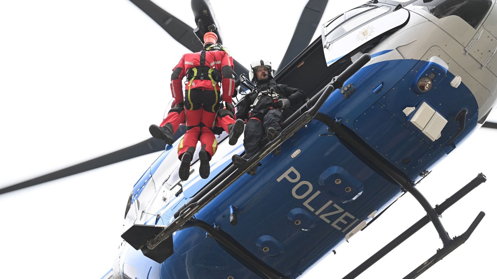 Rettung aus der Luft – im Falle einer Katastrophe kommt die Hilfe oft per Hubschrauber.Foto: dpa/Bernd Weißbrod Rettung aus der Luft – im Falle einer Katastrophe kommt die Hilfe oft per Hubschrauber.Foto: dpa/Bernd Weißbrod