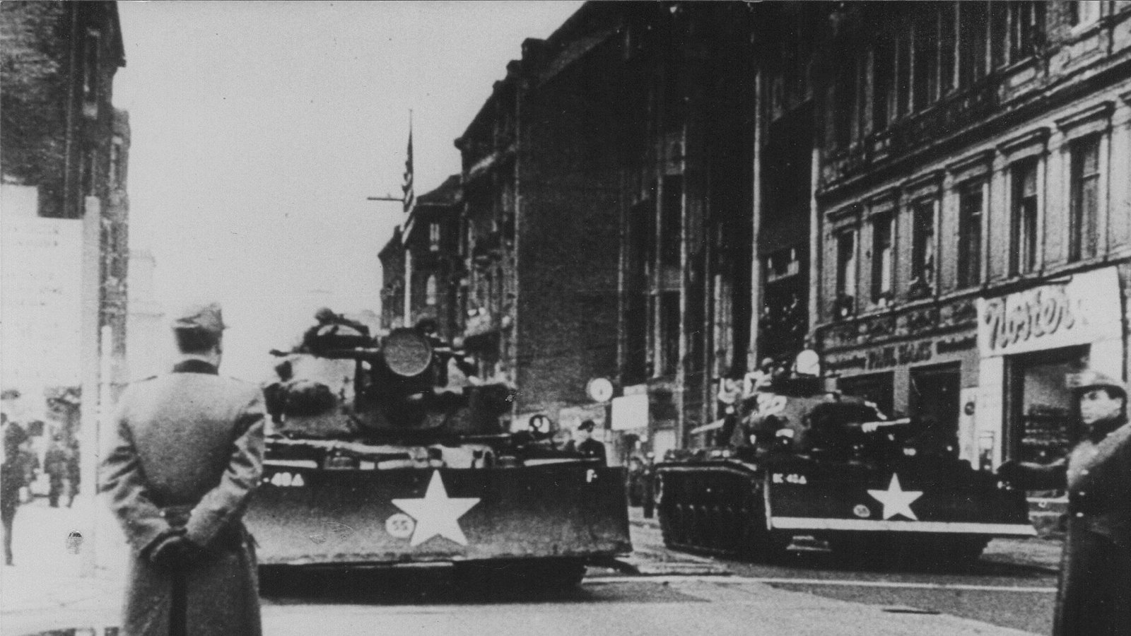 M48-Panzer der US-Streitkräfte am Checkpoint Charlie;  der weiße Streifen markiert die Grenze des Amerikanischen Sektors: Die Berlin-Krise, auch zweite Berlin-Krise genannt, begann am 27. November 1958, als die Sowjetunion unter Nikita S. Chruschtschow eine Note an die drei westlichen Besatzungsmächte Berlins, die USA, Großbritannien und Frankreich, richtete. Am 13. August 1961 folgte  der Mauerbau, mit der Hoffnung die Westmächte zu Zugeständnissen zu bewegen.Foto: Wikipedia commons/Tobias-Maverick Neumann/CC BY-SA 3.0