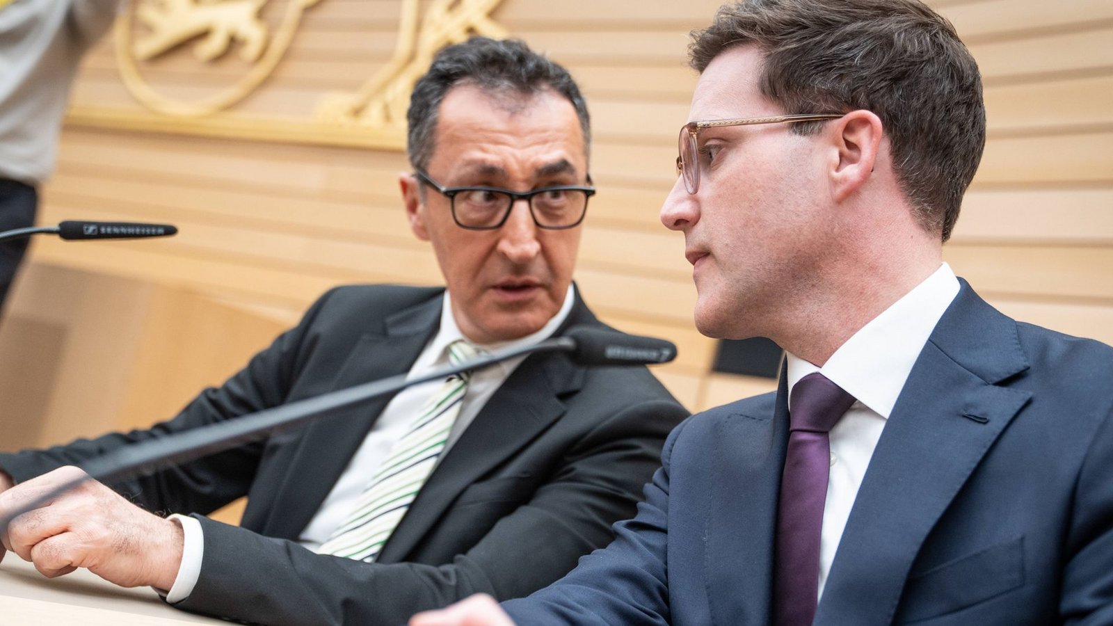 Bei der Landespressekonferenz am Wahlabend übten Cem Özdemir und Manuel Hagel schon einmal, gemeinsam auf der Regierungsbank zu sitzen.Foto: IMAGO/Chris Emil Janßen Bei der Landespressekonferenz am Wahlabend übten Cem Özdemir und Manuel Hagel schon einmal, gemeinsam auf der Regierungsbank zu sitzen.Foto: IMAGO/Chris Emil Janßen