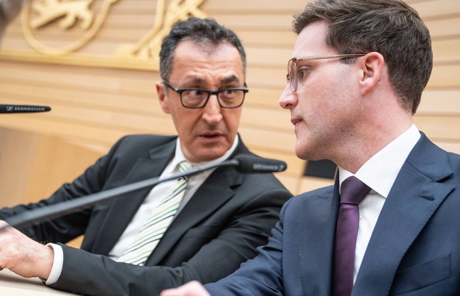 Bei der Landespressekonferenz am Wahlabend übten Cem Özdemir und Manuel Hagel schon einmal, gemeinsam auf der Regierungsbank zu sitzen.<span class='image-autor'>Foto: IMAGO/Chris Emil Janßen</span>
