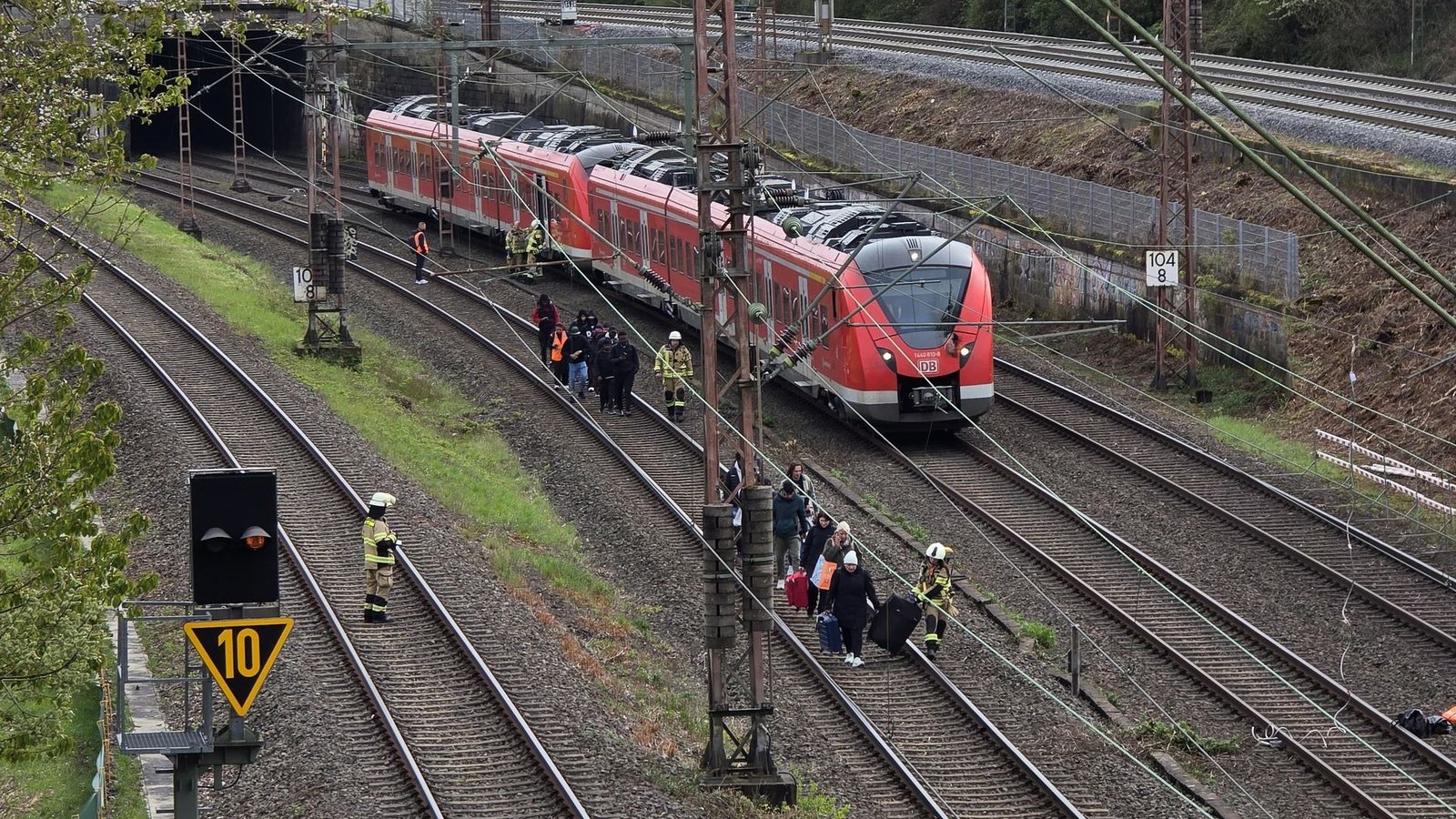 65 Fahrgäste mussten evakuiert werden.Foto: -/Feuerwehr Haan/dpa