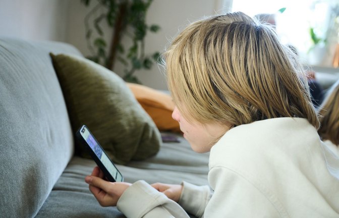69 Prozent der befragten jungen Menschen verbringt mehr als zwei Stunden am Tag mit Sozialen Medien.<span class='image-autor'>Foto: Annette Riedl/dpa</span>