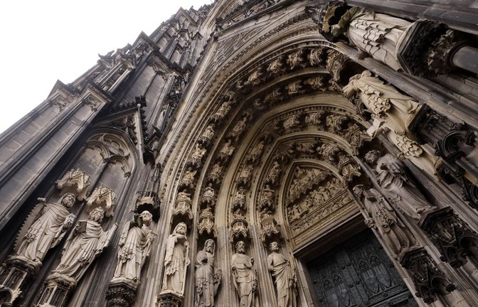 Portal des Kölner Doms: Die Bundesländer sollten selbst entscheiden, ob sie den Kirchen Geld zahlen oder ihnen Grundstücke, Wald oder Wertpapiere übertragen.<span class='image-autor'>Foto: Imago/Panama Pictures//Christoph Hardt</span>