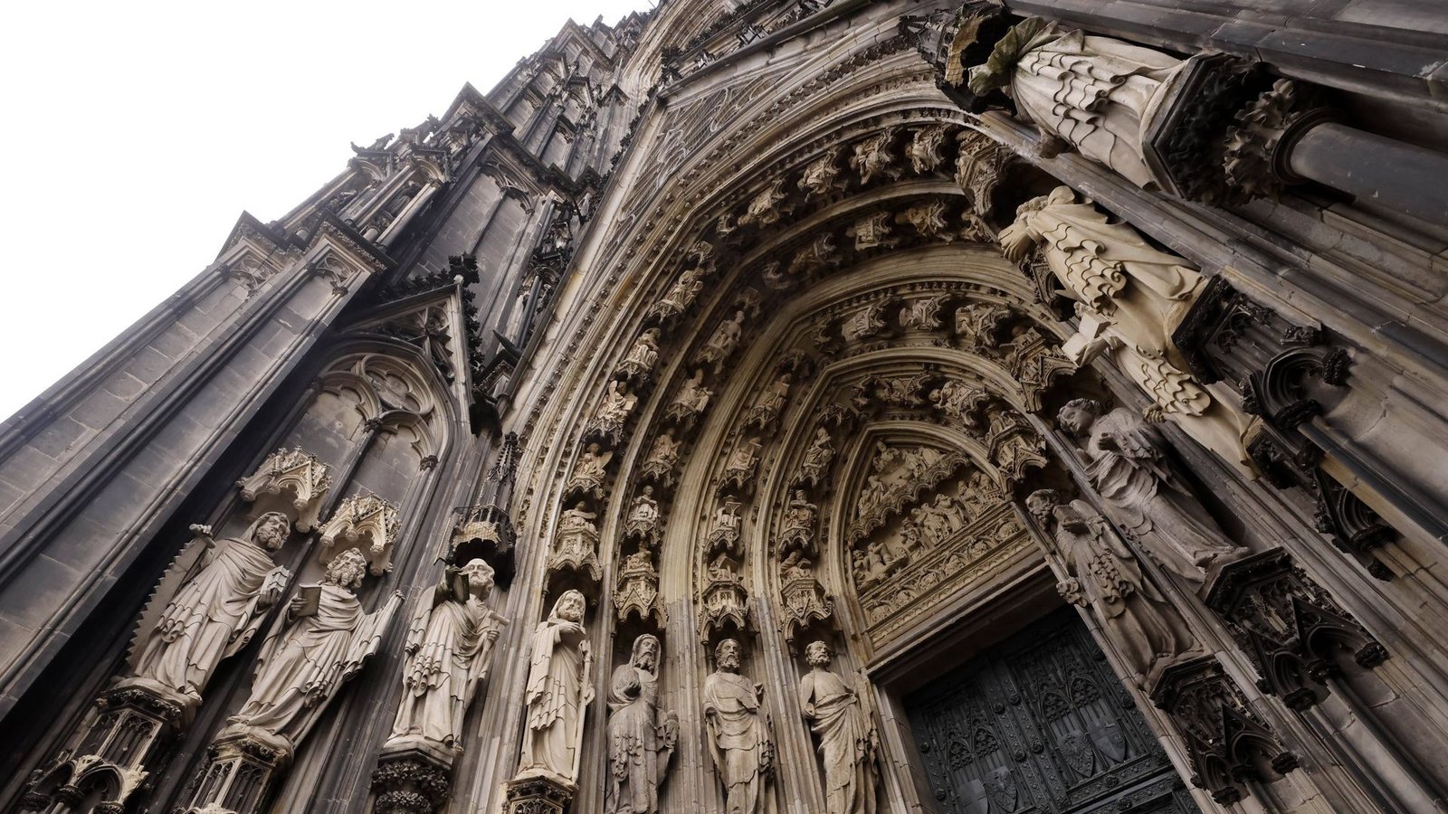 Portal des Kölner Doms: Die Bundesländer sollten selbst entscheiden, ob sie den Kirchen Geld zahlen oder ihnen Grundstücke, Wald oder Wertpapiere übertragen.Foto: Imago/Panama Pictures//Christoph Hardt Portal des Kölner Doms: Die Bundesländer sollten selbst entscheiden, ob sie den Kirchen Geld zahlen oder ihnen Grundstücke, Wald oder Wertpapiere übertragen.Foto: Imago/Panama Pictures//Christoph Hardt