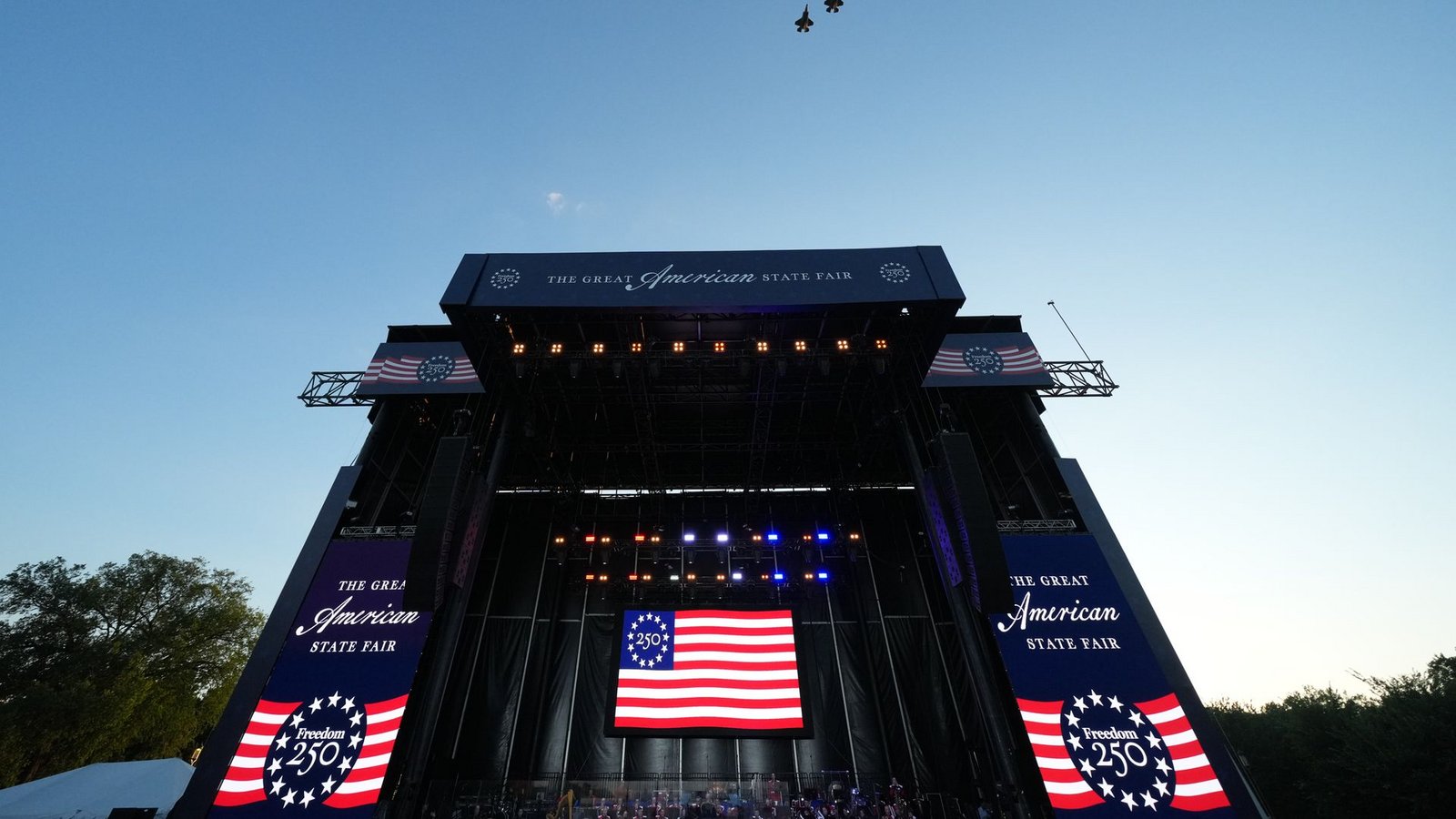 Die versammelte Menge sah in Formation fliegende Kampfjets am Himmel.Foto: Alex Brandon/AP/dpa
